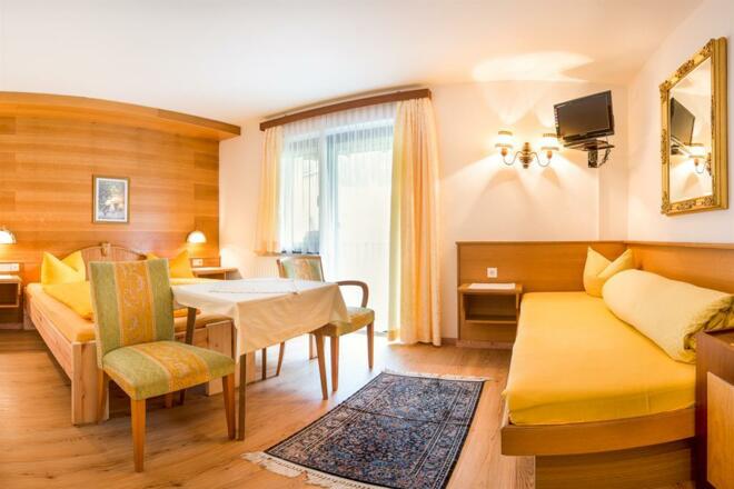 Mehrbettzimmer mit Bad/WC, Balkon, TV