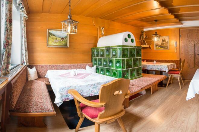 Fruehstuecksraum mit Kachelofen Pension Gulla