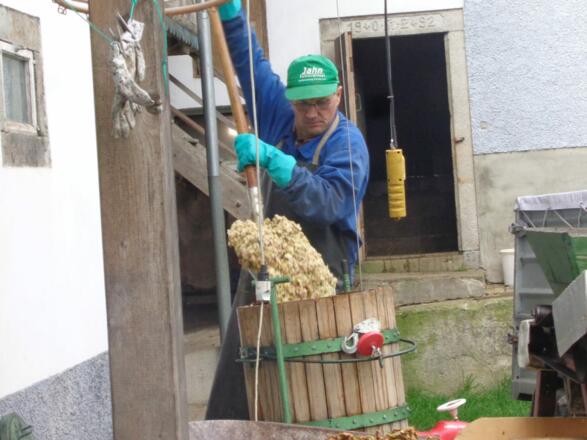Bauer Thomas presst Apfel-Birnen-Saft Biohof Stadler