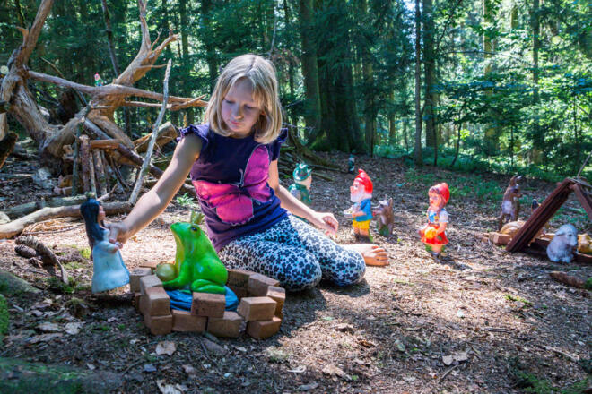 Spielen im Zwergenwald `Biohof Stadler`