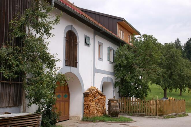 Holzstoß vor dem Haus Sommer Biohof Stadler