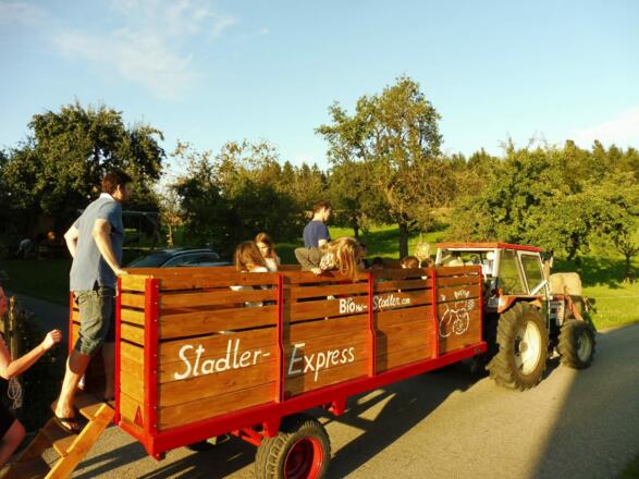 gemeinsame Traktorfahrt Biohof Stadler