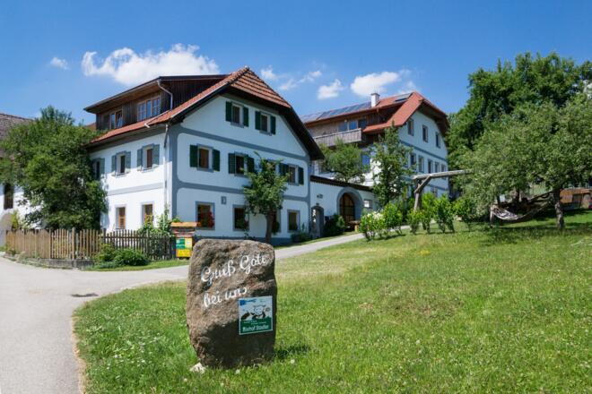 Hofansicht Begrüßungsstein Biohof Stadler
