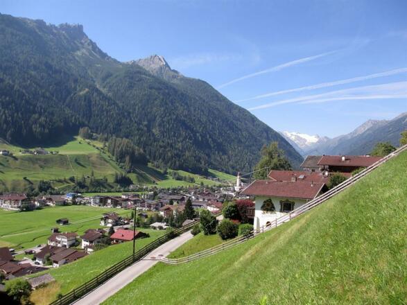 Blick nach Neustift und Gletscher