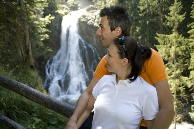 Wasserfall mit Personen Querformat