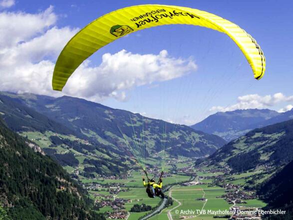 Gleitschirmflug über Mayrhofen im Zillertal