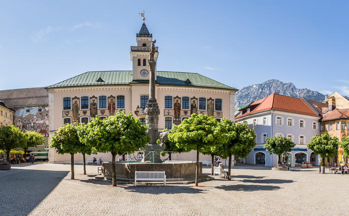 Der Rathausplatz Bad Reichenhall mit dem Wittelsbacherbrunnen