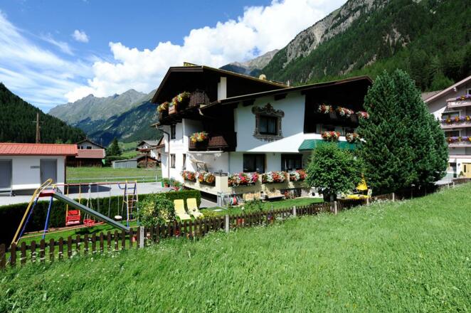 Hausansicht Sommer vorne