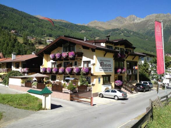 Paragleiter beim Haus Maier