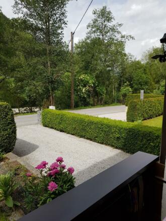 Eingangsbereich mit Parkplatz