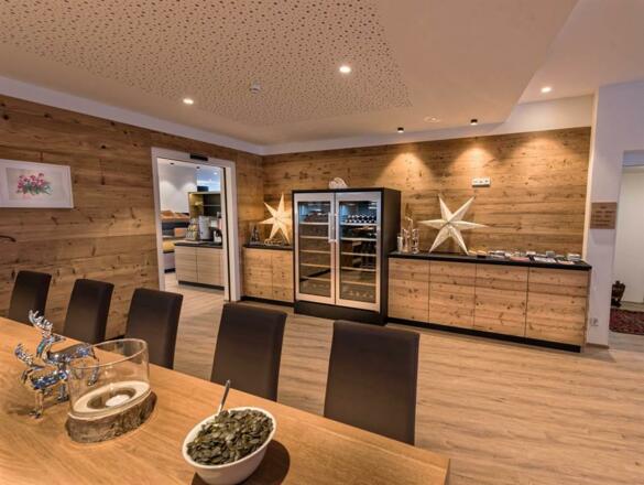 Hotel-Alpenfeuer-Montafon-Bar-Eingang-Speisesaal-W