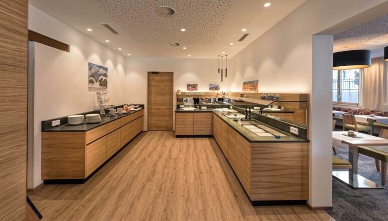 Hotel-Alpenfeuer-Montafon-Speisesaal-Buffet-01