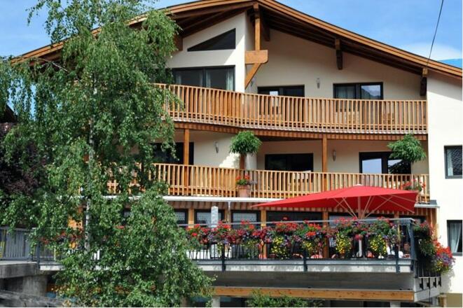 Hausansicht Adler Hotel-Pension sommer