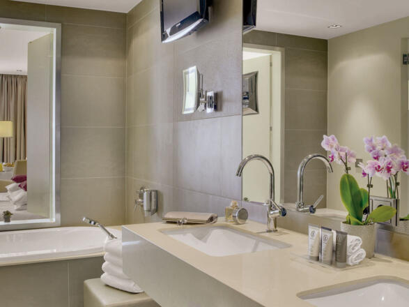 Austria Trend Hotel Schillerpark Badezimmer Suite