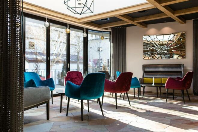 neue café, bar, lounge mit Sonnenterrasse