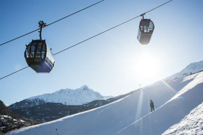 Giggijochgondel neben dem Hotel