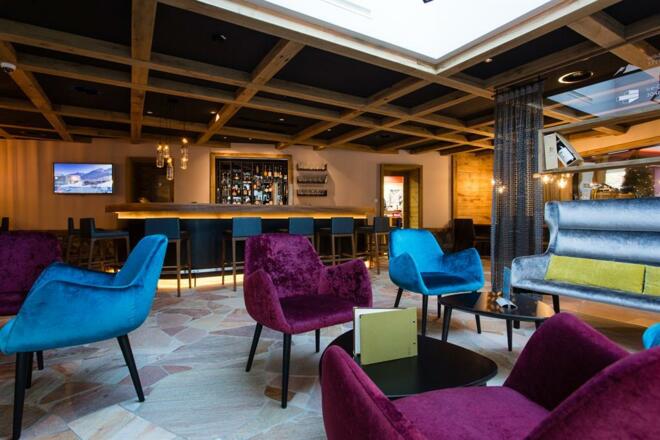 neue café, bar, lounge mit Sonnenterrasse