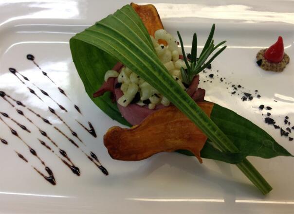 Bio-Rindersaftschinken im Spitzwegerich-Blatt