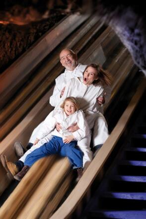 Salzwelten_Rutsche_Frau+Kind+Opa_