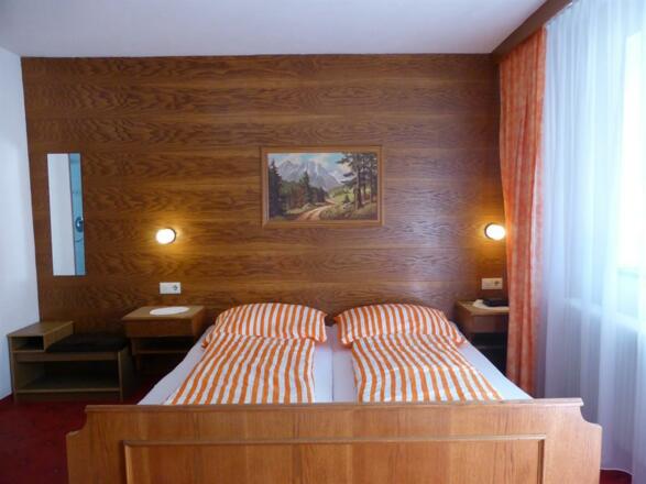 Einbettzimmer mit Doppelbett