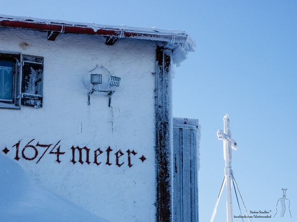 gleich hinter dem Hochfellnhaus ist das Gipfelkreuz 