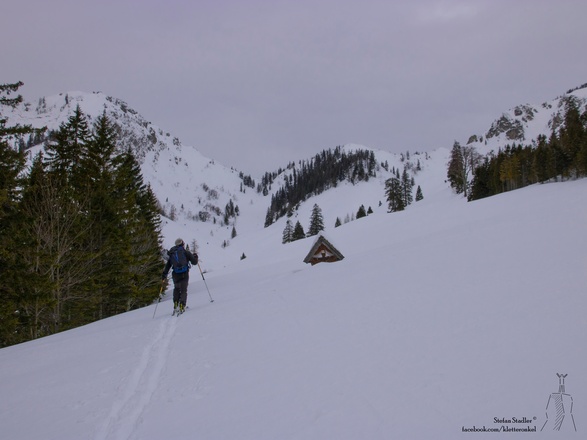 Wegkreuz kurz vor den Thoraualmen - Thoraukopf schon am Talschluss zu erkennen