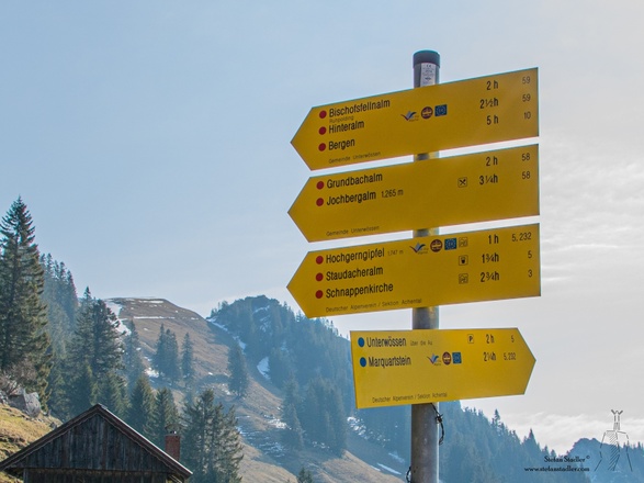 Der Wegweiser vor dem Haus zeigt genau auf den Hochgern!