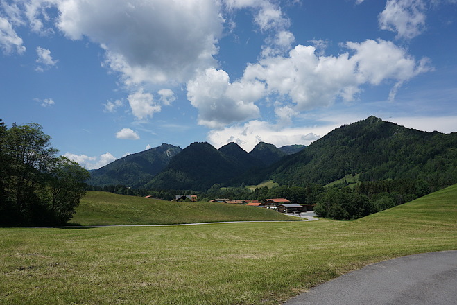 Blick zu Hochgern und Hochfelln bei Gstatt