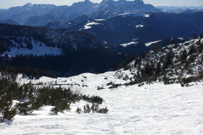 Blick vom Gipfel auf die Abfahrt (bei wenig Schnee)