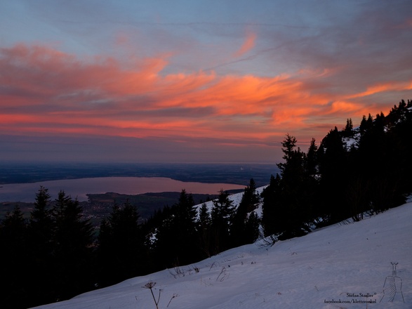 über dem Chiemsee glühen die Wolken