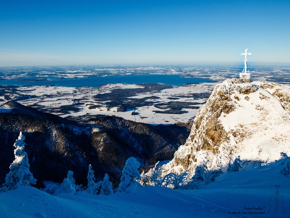 Kreuz am Hochfelln über dem Chiemsee