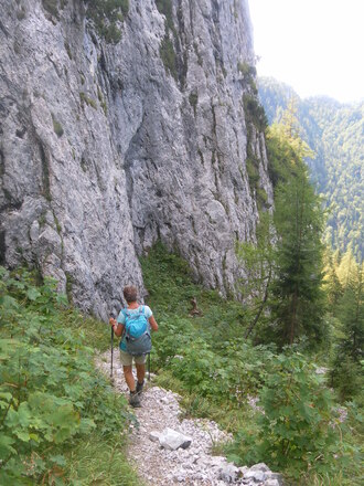 entlang der Felswände