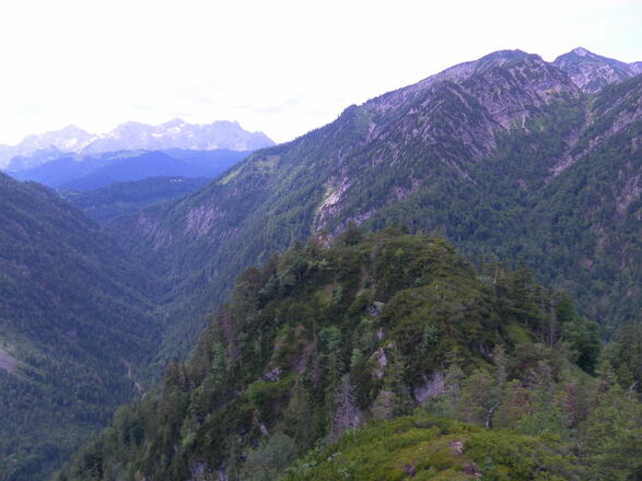 Rückblick über den Südgipfel, dahinter die Loferer Steinberge