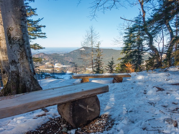 Schöner Aussichtspunkt auf circa halber Höhe.