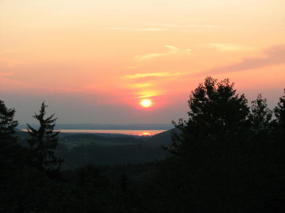malerischer Sonnenuntergang über dem Chiemsee