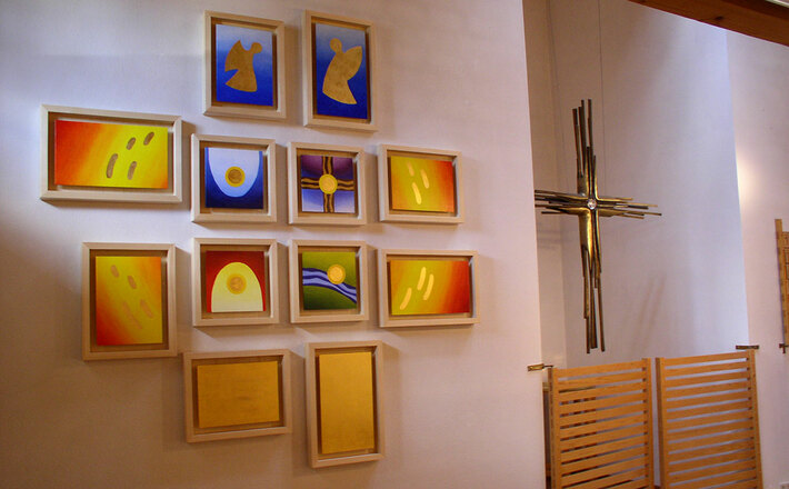 Hölzerne Bildtafeln illustrieren wichtige Station des Lebens Jesu