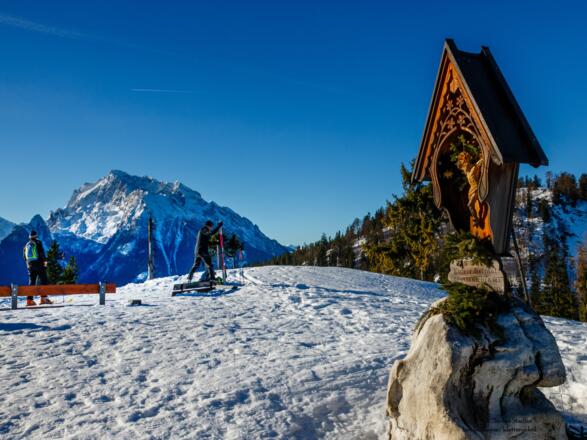das Kreuz am Götschenkopf mit Hochkalter im Hintergrund