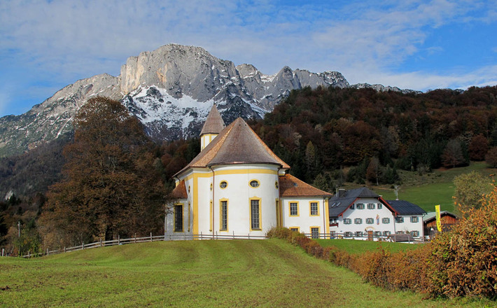 Die Wallfahrtskirche Maria Heimsuchung vor dem Untersberg