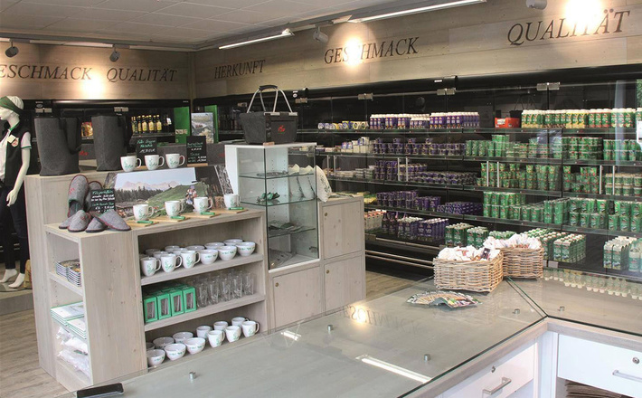 Kühltheke mit Bergbauernmilch Produkten