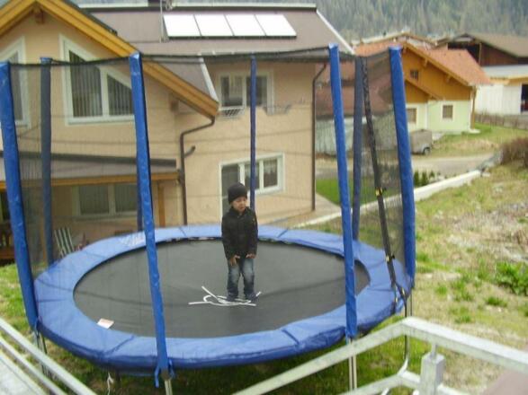 Trampolin - Sommervergnuegen fuer die Kinder