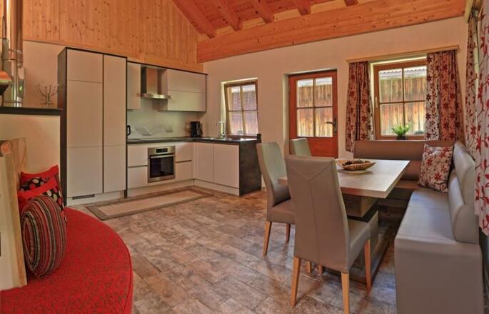 Wohnküche mit Essecke und Kachelofen