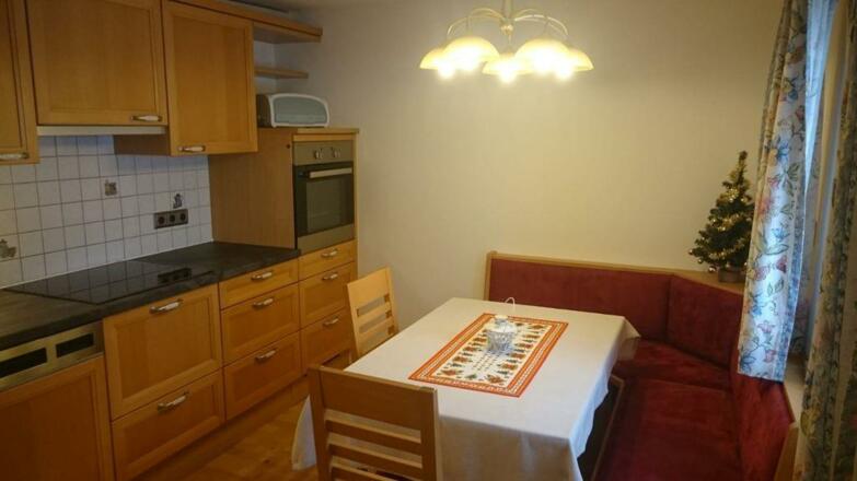 Küche mit Sitzgelegenheit