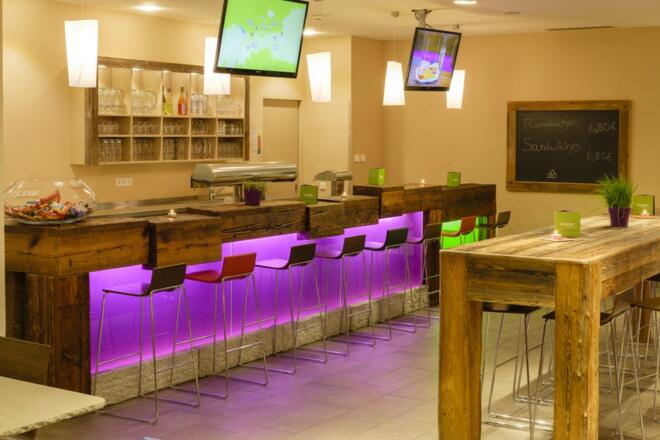 Genieße das stilvolle Ambiente rund um die Explorer Bar!