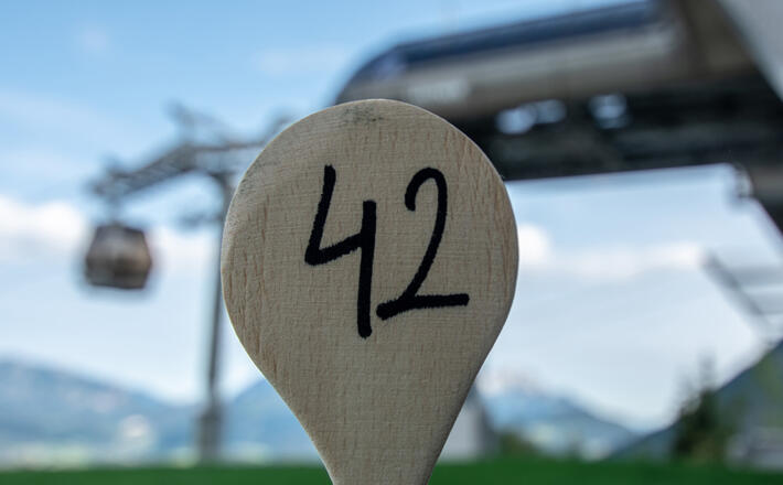 65 Sitzplätze gibt es auf der Terrasse des Restuarants Halbzeit