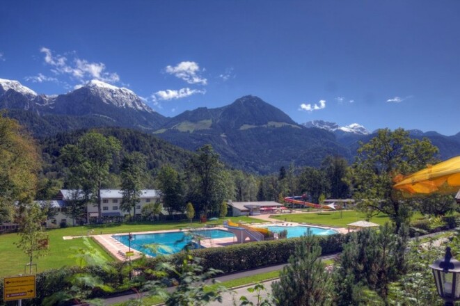 Baden mit Blick auf die Berchtesgadener Berge