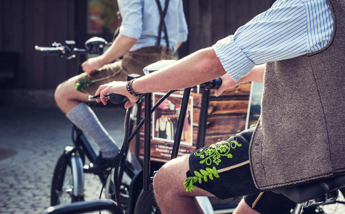 Die Rikschafahrer tragen Lederhose