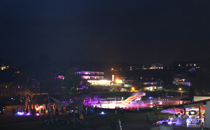Einmalige Atmosphäre beim Mondscheinschwimmen