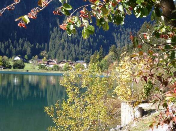 Haldensee mit Blick auf das Almdorf Tirol