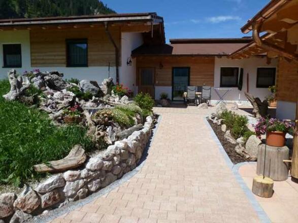 Garten mit Bachlauf im Almdorf Tirol