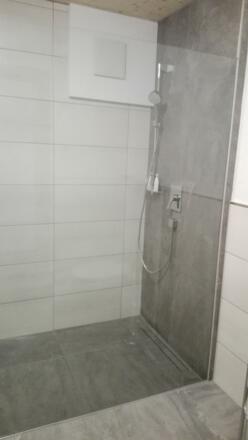 großräumige Dusche